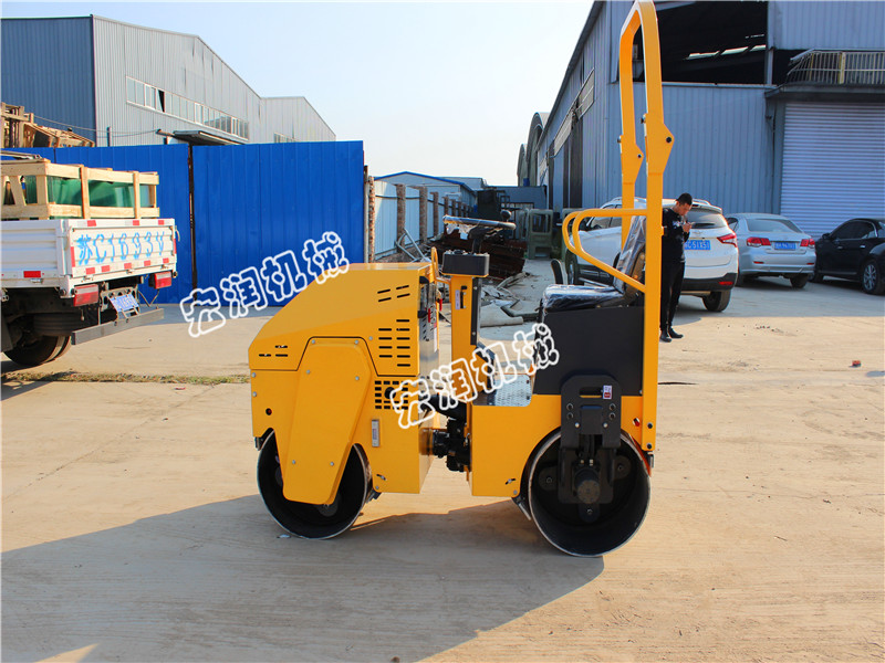 小型振動(dòng)壓路機(jī)